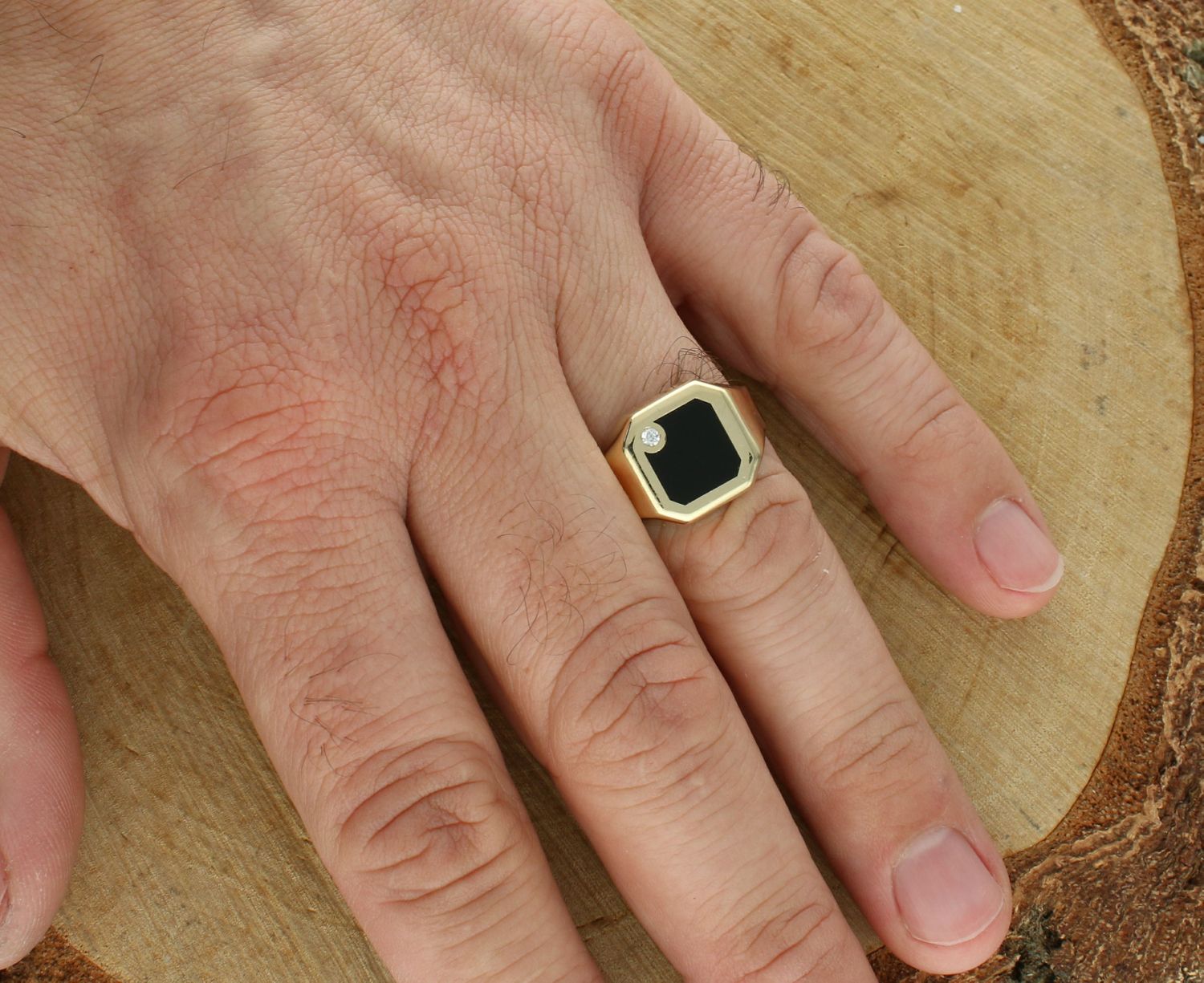 Pierścionek sygnet złoty onyks z cyrkonią próba 585, SY 185G 585 Złoty męski sygnet wykonany z żółtego złota próby 585. Męska złota biżuteria idealna na prezent. Złoty sygnet o kwadratowej, niehaczącej górze 1.jpg